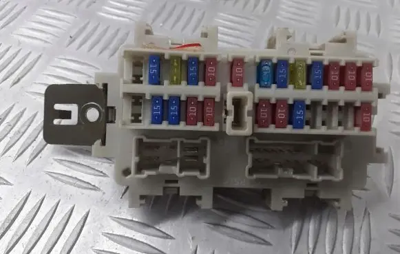 Nissan Altima Fuse box cover
