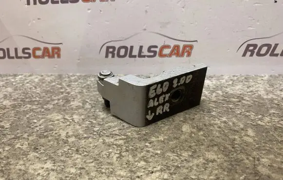 BMW 5 E60 E61 Rear door lower hinge 7068090