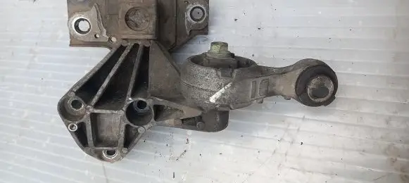 Nissan Qashqai Generator/alternator bracket 