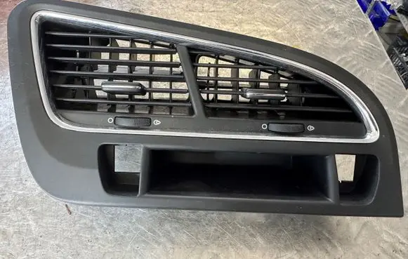 Peugeot 5008 Dash center air vent grill 9686527977