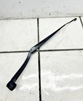 Hyundai Tucson TL Front wiper blade arm 