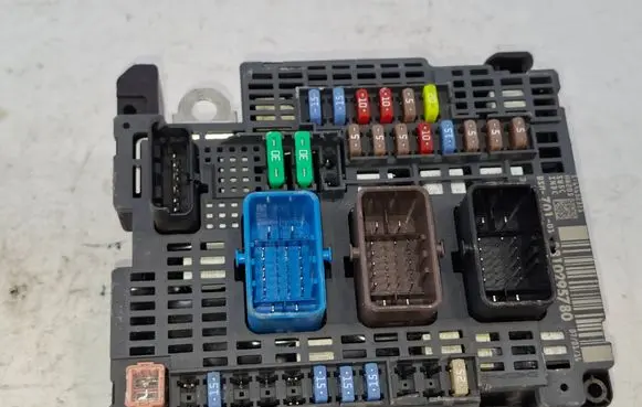 Peugeot 308 Fuse module 9810295780