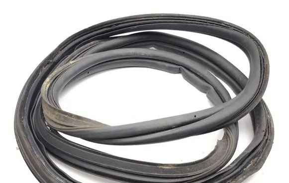 Maserati Quattroporte Trunk rubber seal (body) 