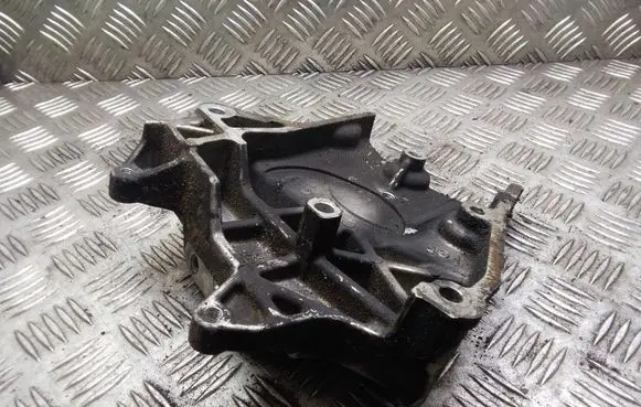 Opel Zafira B Engine mounting bracket 55192649