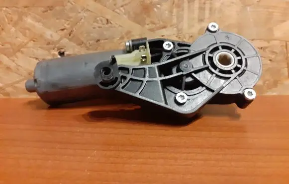 Mercedes-Benz C W203 Seat adjustment motor 0390203207 82064802