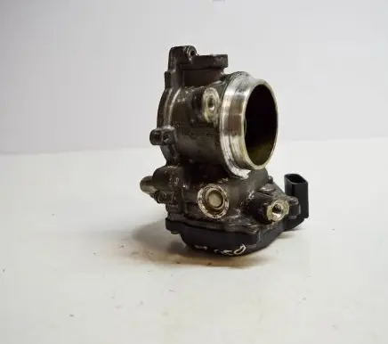 Volkswagen Golf VII Throttle valve 04L128063N