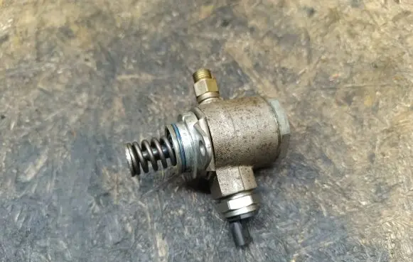 Volkswagen Scirocco Fuel injection high pressure pump 03C127026R 16113162420