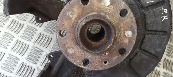 Volkswagen Golf Plus Front wheel hub