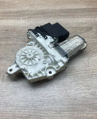 Volkswagen Golf IV Front door window regulator motor 1J4959811A 101439200