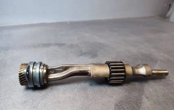 Volkswagen PASSAT B7 Balance shaft 06K103305A