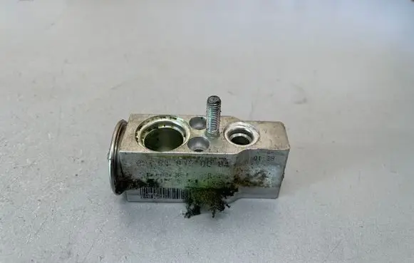 Mercedes-Benz ML W164 Air conditioning (A/C) expansion valve A1648300084