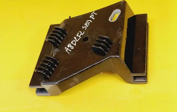 Rear bumper mounting bracket