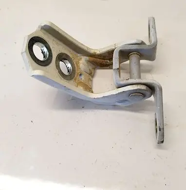 Nissan Juke I F15 Rear door lower hinge