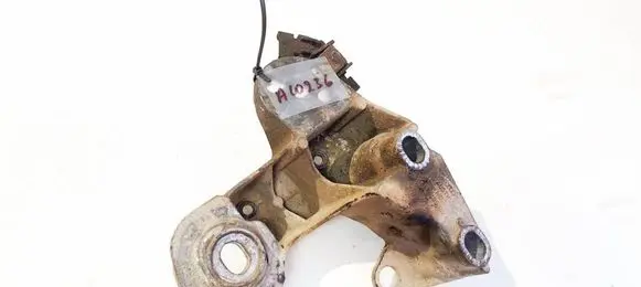 Engine mounting bracket