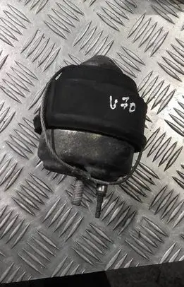 Volvo V70 Engine mount bracket