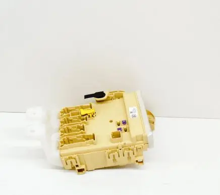 Toyota Auris E180 Fuse module 8273012X80A 63583367