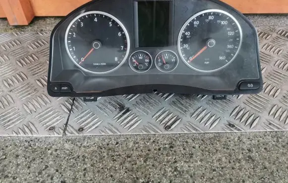 Volkswagen Tiguan Speedometer (instrument cluster) 5N0920970C