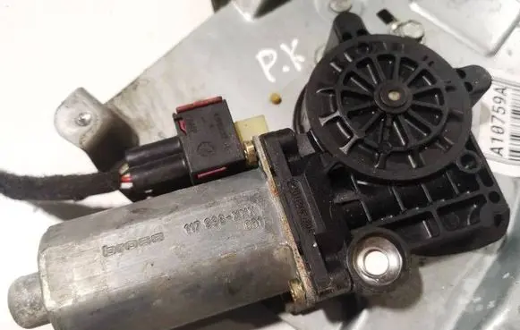 Saab 9-5 Front door window regulator motor 117996xxx 117996-xxx