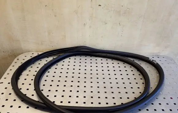 Volvo XC90 Front door rubber seal