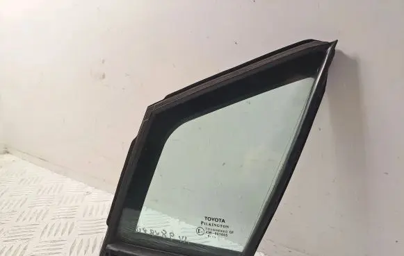 Toyota Avensis T270 Front door vent window glass four-door 6812605010 6821505010