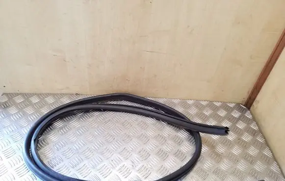 Rear door rubber seal (on body)