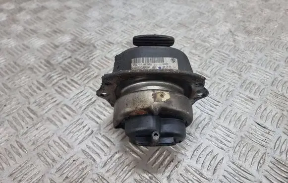 Engine mount bracket
