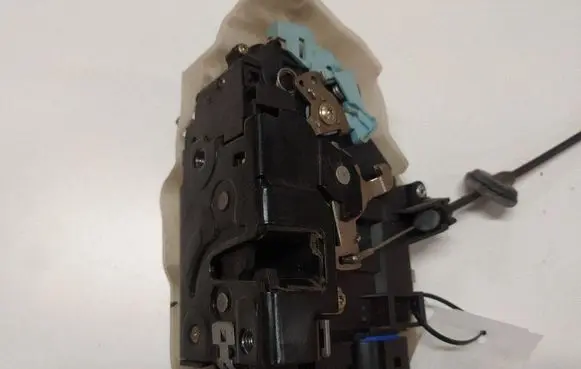 Volkswagen Touran I Front door lock