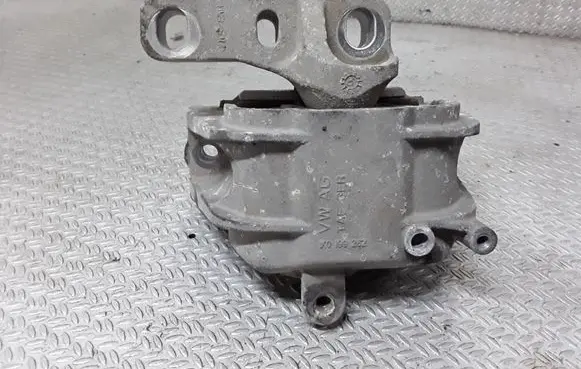 Skoda Octavia Mk2 (1Z) Engine mount bracket 1K0199262