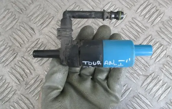 Volkswagen Touran I Headlight washer pump 3B7955681