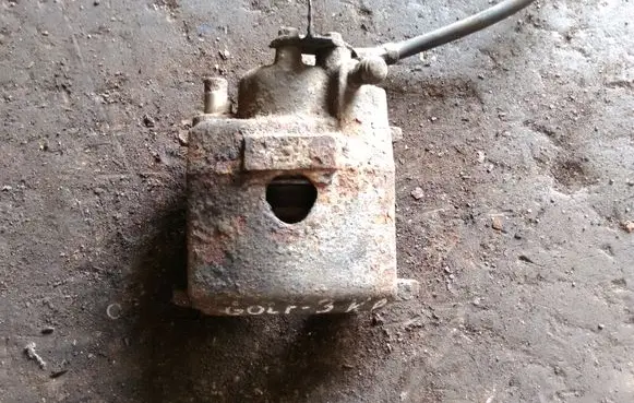 Volkswagen Golf III Front brake caliper