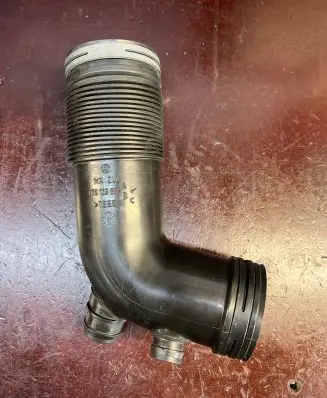 Volkswagen Jetta V Air intake hose/pipe 07K129684