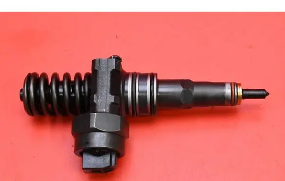 Volkswagen Golf IV Fuel injector 038130073F