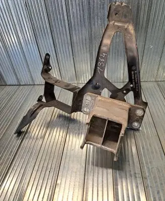 Front bumper mounting bracket
