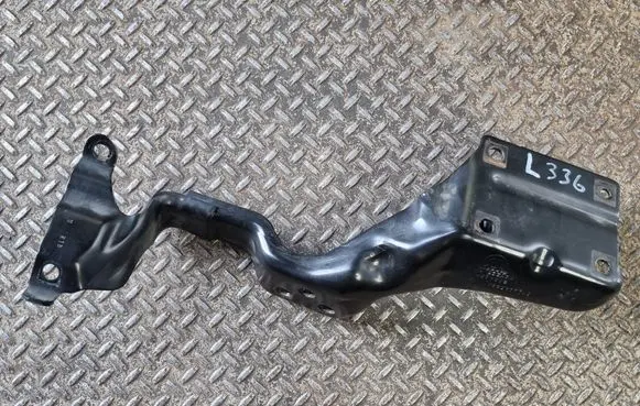 Engine mounting bracket