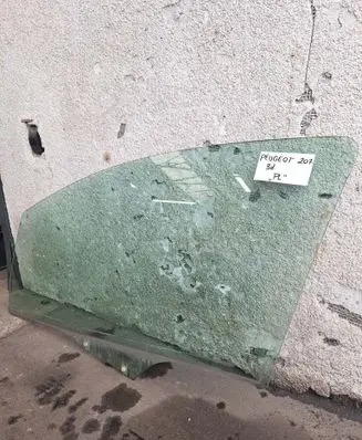 Peugeot 207 Front door window/glass (coupe) 