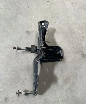 Mercedes-Benz S W221 Pneumatic air compressor holding bracket A2213200243