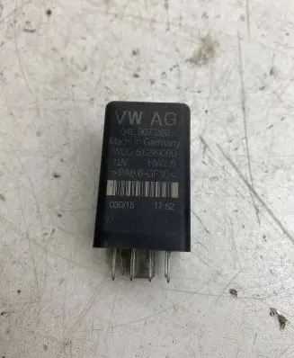 Volkswagen Golf VII Glow plug pre-heat relay 04L907282