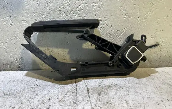 Mercedes-Benz E W211 Accelerator throttle pedal A2113000504