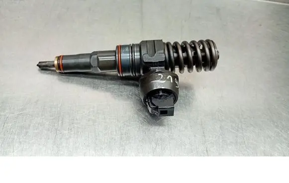 Volkswagen Polo Fuel injector 038130073AQ