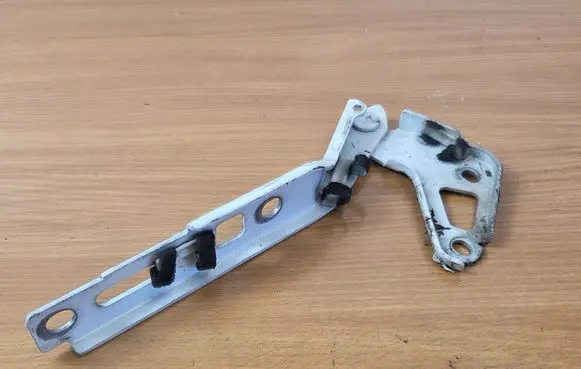 Audi Q7 4L Engine bonnet/hood hinges 4F0823302