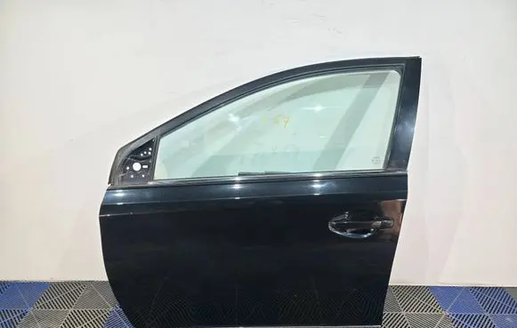 Toyota Auris E180 Front door 