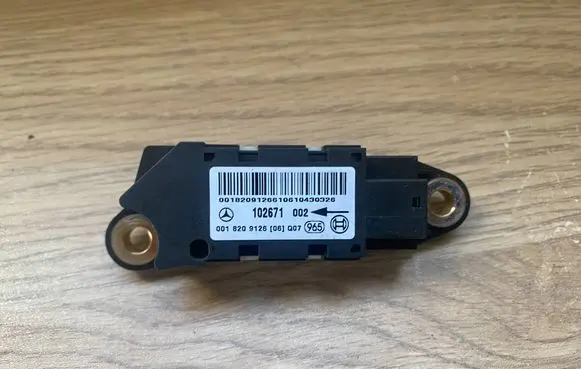 Mercedes-Benz CLS AMG C219 Airbag deployment crash/impact sensor 0018209126 102671 102671002