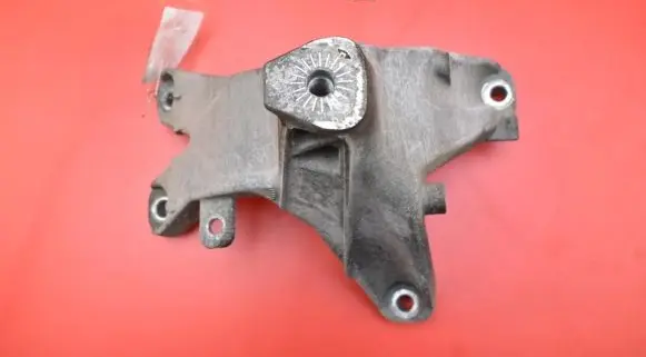 Engine mount vacuum valve