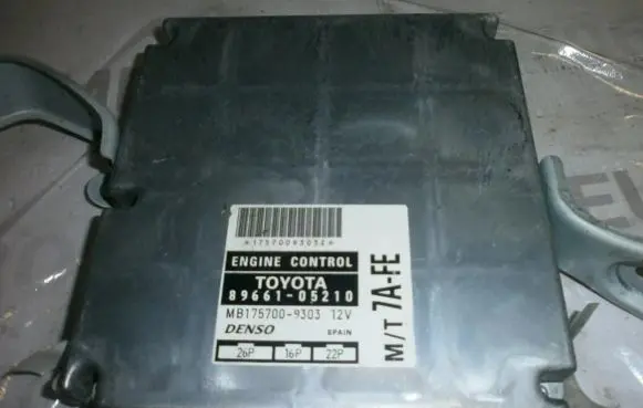 Toyota Avensis T220 Engine control unit/module 8966105210 MB1757009303