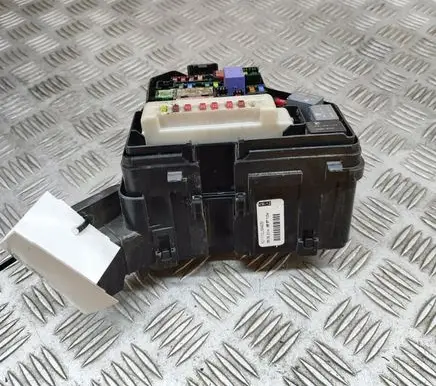 Toyota Yaris Fuse module 821110UM40D 827410D070