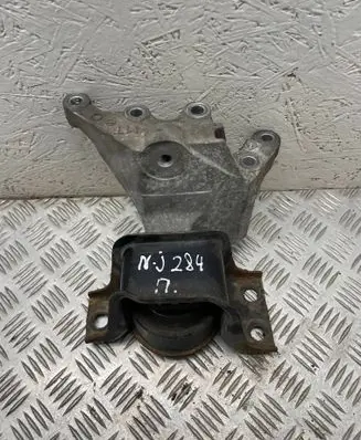 Nissan Juke I F15 Engine mount bracket