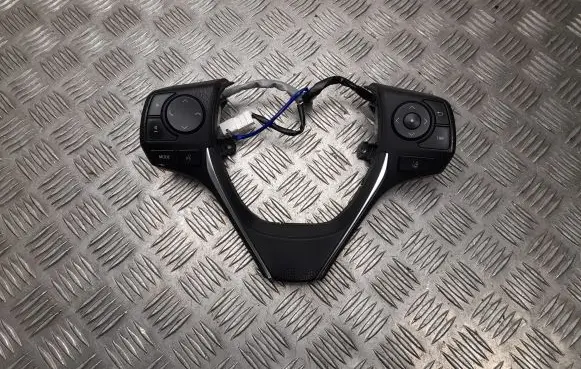 Steering wheel buttons/switches