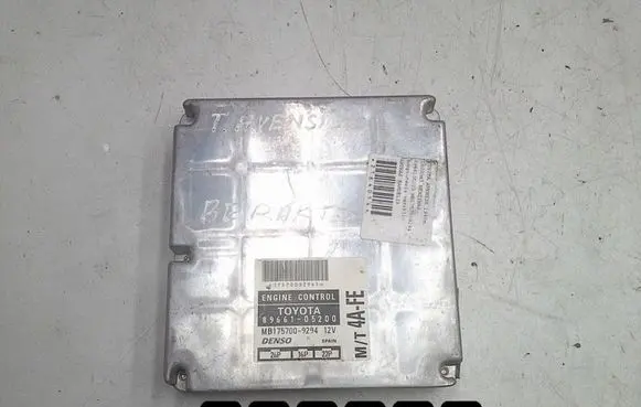 Toyota Avensis T220 Engine control unit/module 8966105200