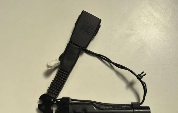 BMW 2 F22 F23 Front seatbelt buckle 7259388