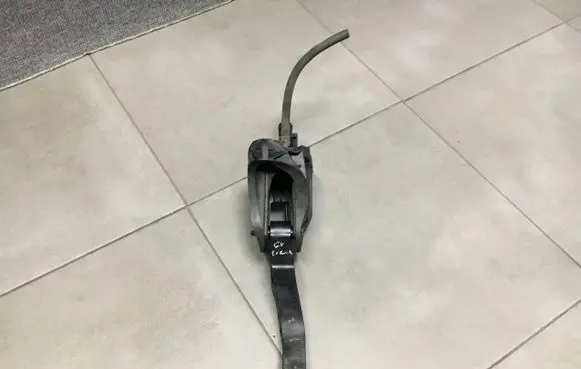 Volkswagen Golf V Clutch pedal 1K1721059BG